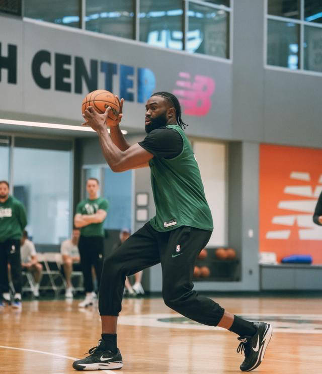 包含NBA总决赛赛程吃紧,波士顿凯尔特人冲刺阶段防线松动,气氛紧张,训练强度明显提升的词条 包含NBA总决赛赛程吃紧,波士顿凯尔特人冲刺阶段防线松动,气氛紧张,训练强度明显提升的词条