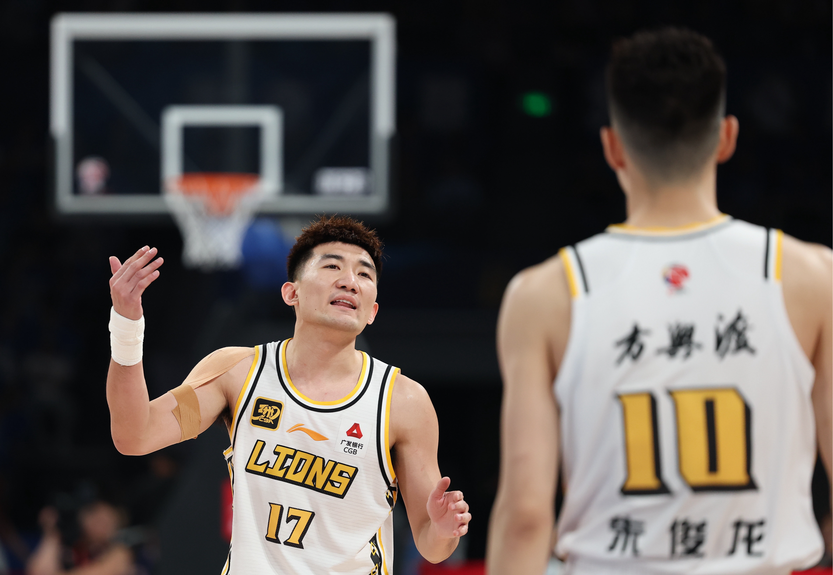 今晚埃因霍温备战CBA季后赛；刷新队史纪录细节曝光；球迷炸锅；训练强度明显提升的简单介绍